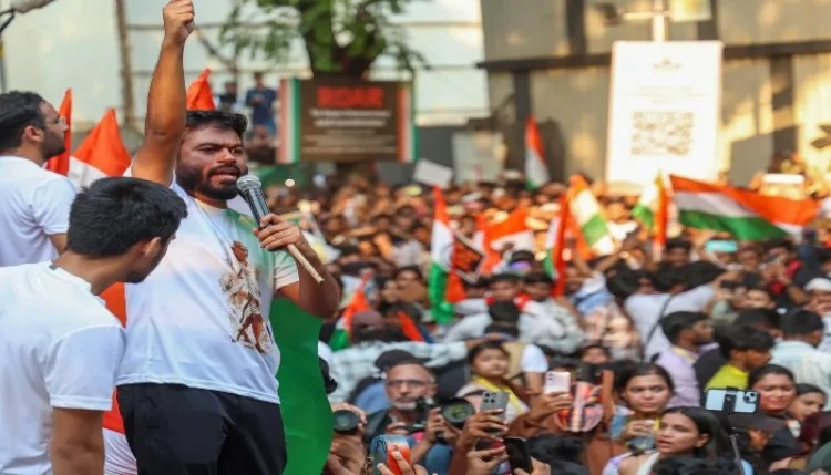 अभिजीत दीपके समेत 500 प्रदर्शनकारियों के खिलाफ मामला दर्ज