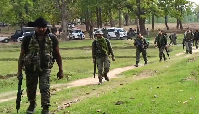 Chhattisgarh: सुरक्षा बलों का बड़ा एक्शन, 4 महिला माओवादी समेत 6 ढेर, ऑटोमैटिक हथियार बरामद