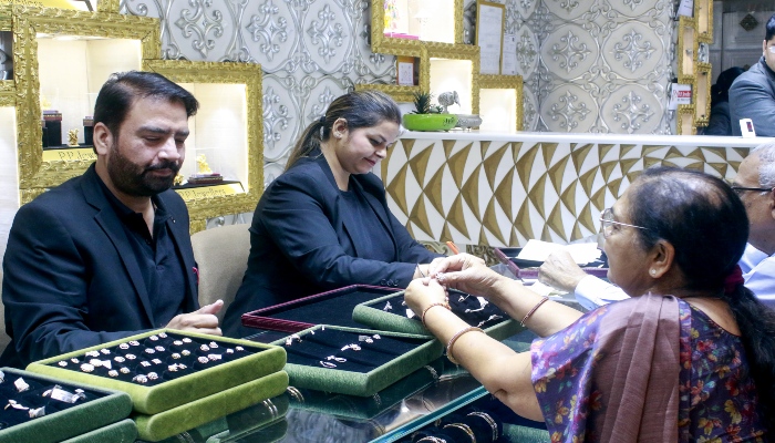 Gold rate hike: एक लाख रुपये तक पहुंचा सोने का भाव, चांदी की कीमतें स्थिर