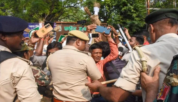 पटना में हजारों छात्रों का प्रदर्शन, बैरिकेडिंग तोड़ विधानसभा की ओर बढ़े BPSC-SI अभ्यर्थी