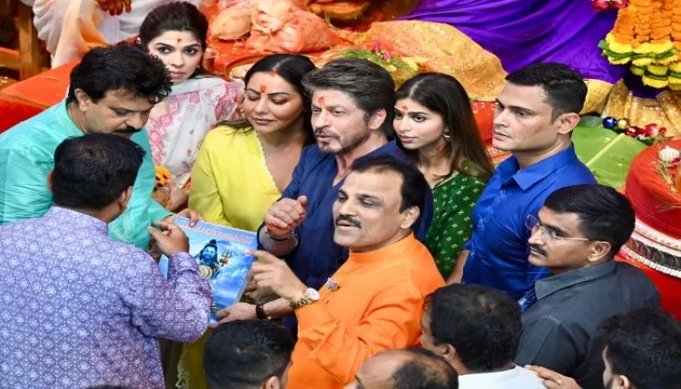 Ganpati के दर्शन करने पहुंचे Shahrukh खान, श्रद्धा के साथ मनाया उत्सव