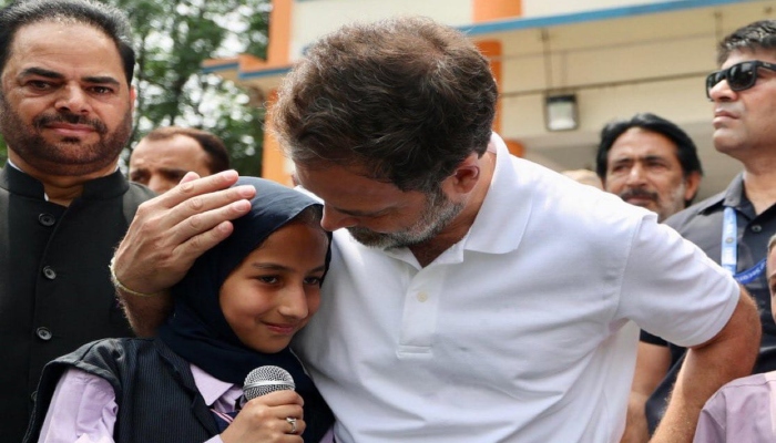 राहुल गांधी का मानवीय पहलूः पाक अटैक में अनाथ हुए बच्चों का बने सहारा