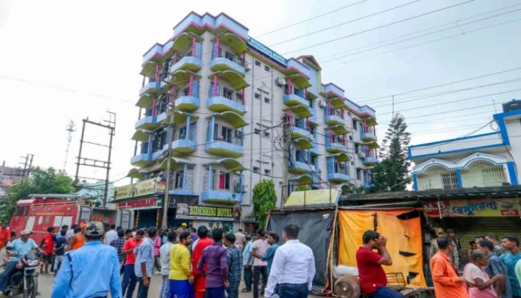 तारापीठ होटल अग्निकांड में 9 की मौत, मुख्य मालिक की तलाश तेज