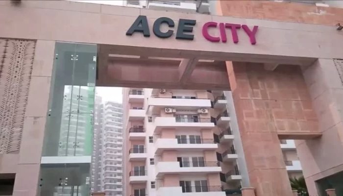 Noida News. ग्रेटर नोएडा में दर्दनाक हादसा, 13वीं मंजिल से कूदकर मां-बेटे ने दी जान