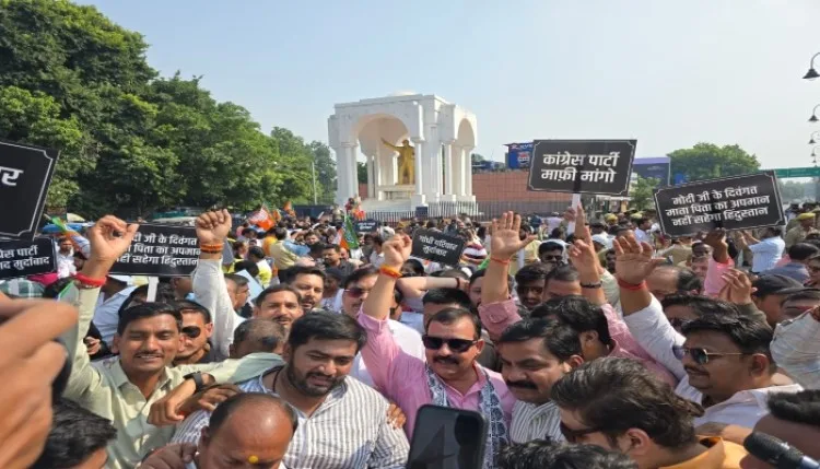 लखनऊ में पीएम मोदी पर टिप्पणी के खिलाफ भाजपा का प्रदर्शन