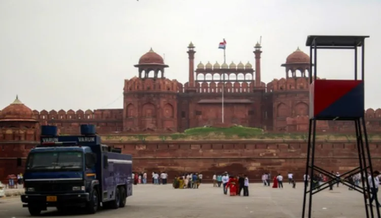 Red Fort Bomb Threat: लाल किले को बम से उड़ाने की धमकी, सुरक्षा एंजेंसियां अलर्ट पर, काॅलर की तलाश