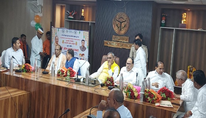 सुलतानपुर पहुंचे पंचायती राज मंत्री ओमप्रकाश राजभर, अधिकारियों संग की बैठक