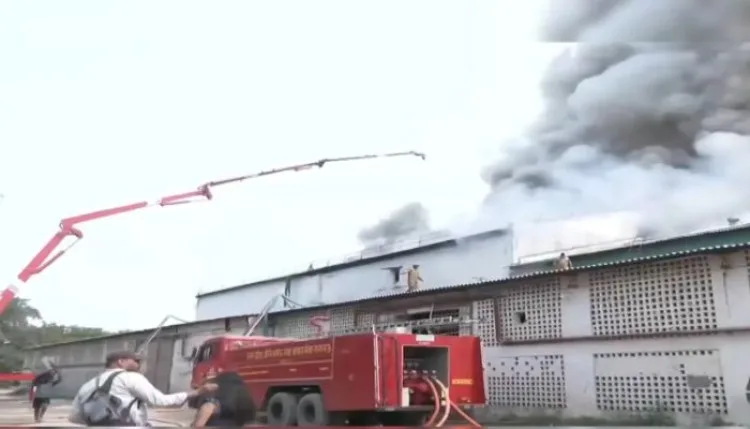Lucknow Fire: लखनऊ में फिर आग का तांडव! चिनहट हिमालयन कोल्ड स्टोरेज में आग, धुएं के गुबार से मचा हड़कंप