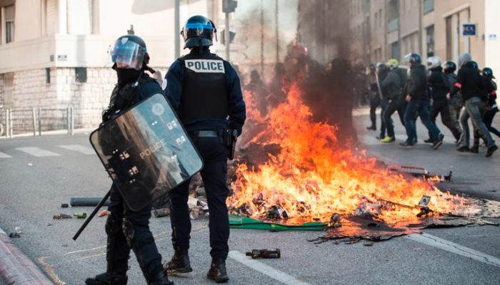 France Protest: नेपाल के बाद फ्रांस में भयंकर बवाल, सरकार के खिलाफ सड़कों पर उतरे लोग, 200 से ज्यादा उपद्रवी गिरफ्तार