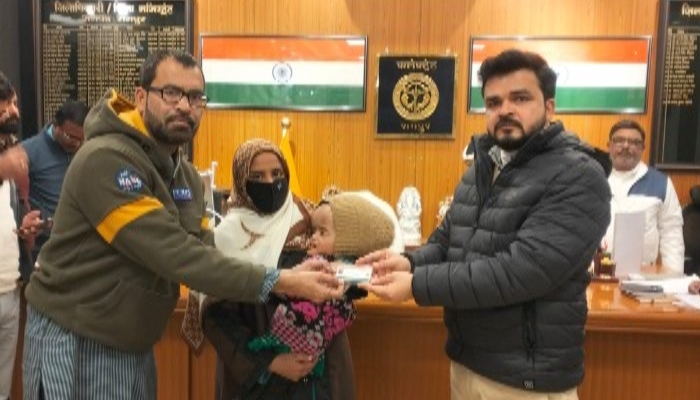 रामपुर में जनता दर्शन कार्यक्रम में जिलाधिकारी ने 5 लाभार्थियों को आयुष्मान कार्ड और 25,000 की आर्थिक सहायता प्रदान की