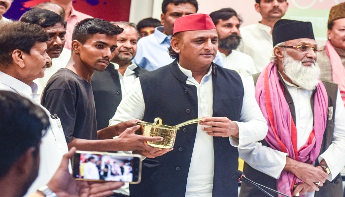 Akhilesh Yadav Free Electricity Promise 2027: अखिलेश यादव का बड़ा दांव, सपा सरकार आने पर 300 यूनिट मुफ्त बिजली और महिलाओं को 40 हजार की सालाना पेंशन