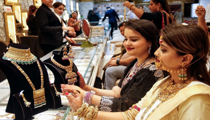 West Asia Tensions के बीच Gold-Silver में बड़ी गिरावट, Investors की बढ़ी चिंता; दोनों धातुएं 1.4% तक टूटीं