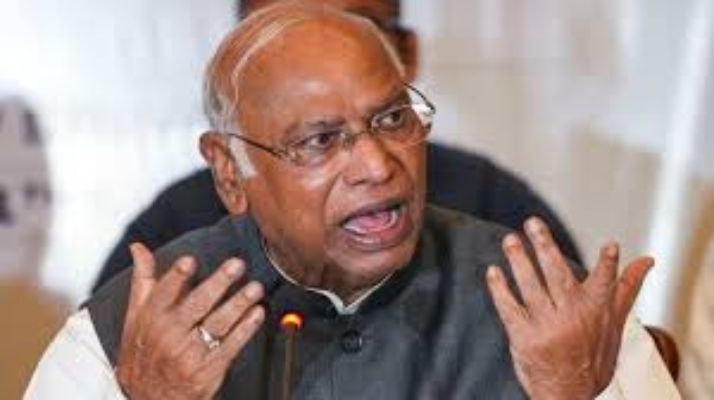 मोदी सरकार पर बरसे खड़गे, बोले, स्कूलों में गिर रहा शिक्षा का स्तर