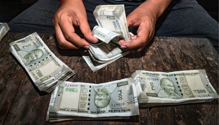 मदरसे में मिली भारी मात्रा में नकली नोट, मस्जिद का इमाम गिरफ्तार