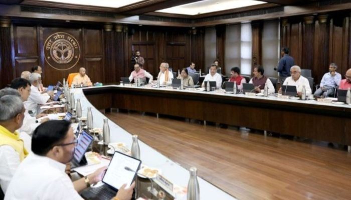 UP Outsourcing : यूपी में आउटसोर्स कर्मियों के लिए एक और खुशखबरी, मानदेय के साथ पेंशन का भी मिलेगा लाभ