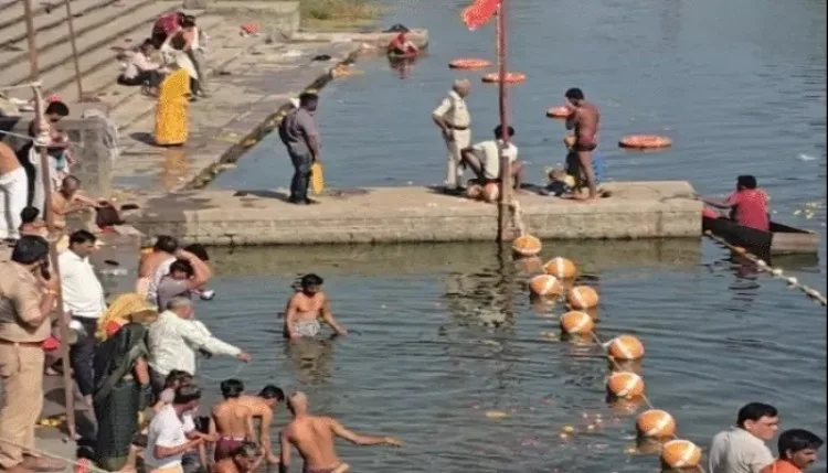 अमावस्या पर नर्मदा-शिप्रा घाटों पर उमड़ी भीड़, शनि मंदिर में लगीं कतारें