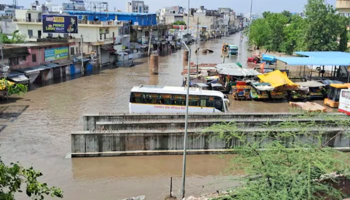Rajasthan Weather: राजस्थान में भारी बारिश से मचा हाहाकार, अब तक 18 की मौत, 28 जिलों में अलर्ट जारी