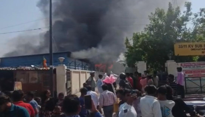 Lucknow Ghantaghar Fire : घंटाघर के पास कबाड़ की दुकान में भीषण आग, दमकल विभाग की मुस्तैदी से टला बड़ा हादसा