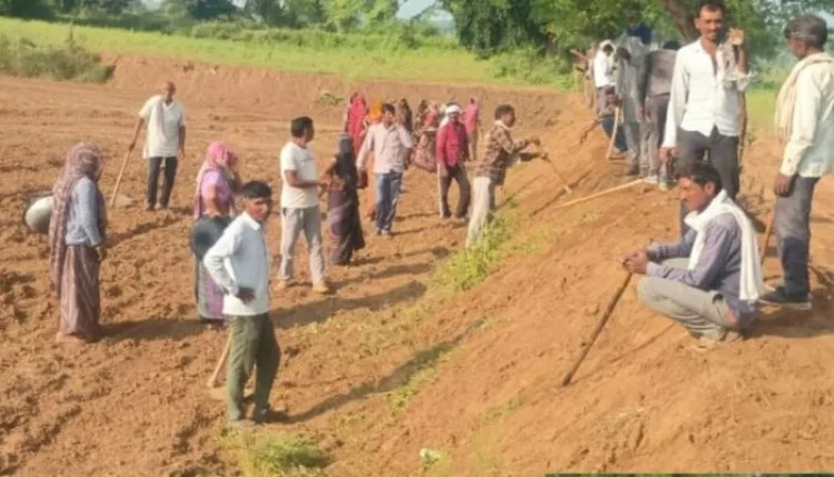 दो गुनी आय के लिए मददगार होगा खेतों में भरा पानी, रांठ में खेतों में बना रहे तालाब