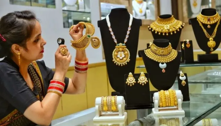 Gold-Silver Prices: सोने में आई भारी गिरावट, चांदी भी 20 हजार तक हुई सस्ती; जानें आज का भाव