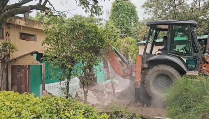 Uttarakhand : रामनगर में अवैध मजारों पर चला प्रशासन का बुलडोजर, तीन ढांचे किये ध्वस्त