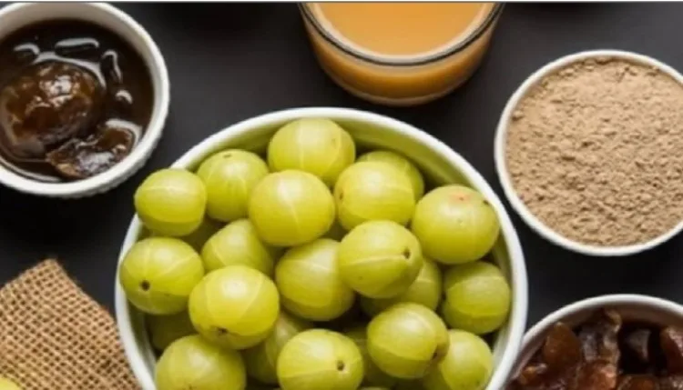 आंवला में छिपे हैं कई सौंदर्य गुण, रोज सेवन से निखरेगा चेहरा