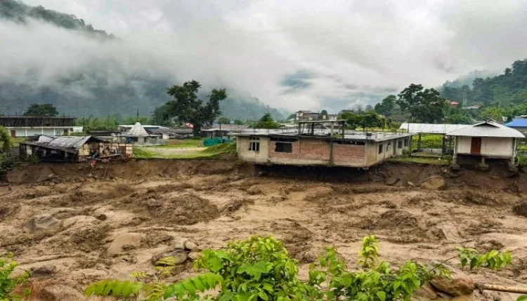 अरुणाचल प्रदेश में बाढ़ से भारी तबाही, लापता महिला का मिला शव, अन्य 4 की तलाश जारी