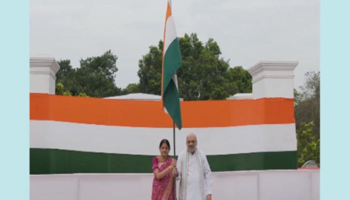 हर घर तिरंगा : अमित शाह ने घर पर फहराया राष्ट्रीय ध्वज, कहा- यह देशभक्ति को मज़बूत करने का जन अभियान