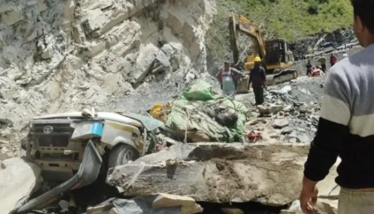 हिमाचल में बड़ा हादसा: लैंडस्लाइड के बाद सूमो पर गिरी चट्टान, 13 लोगों की मौत