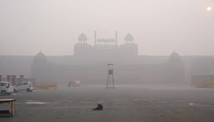 जहरीली हवा ने तोड़े सारे रिकॉर्ड, नोएडा-गाजियाबाद के कई इलाकों में एक्यूआई 400 पार