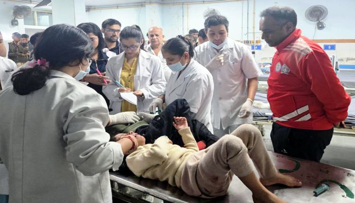 कैंची धाम से लौट रहे श्रद्धालुओं का वाहन खाई में गिरा, दो की मौत 15 गंभीर