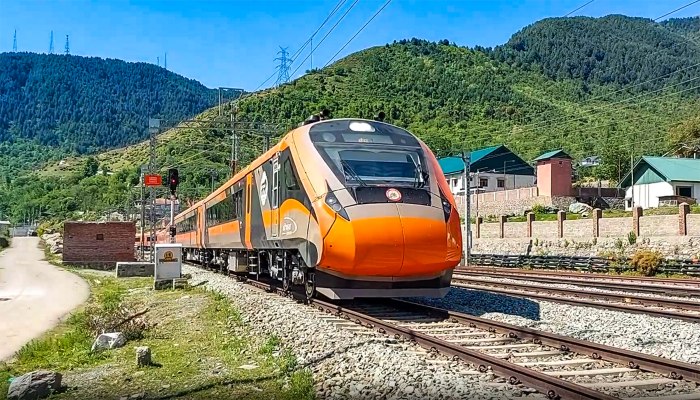 जम्मू-श्रीनगर वंदे भारत को जबरदस्त रिस्पाॅन्स, 10 दिन में 45000 लोगों ने की यात्रा