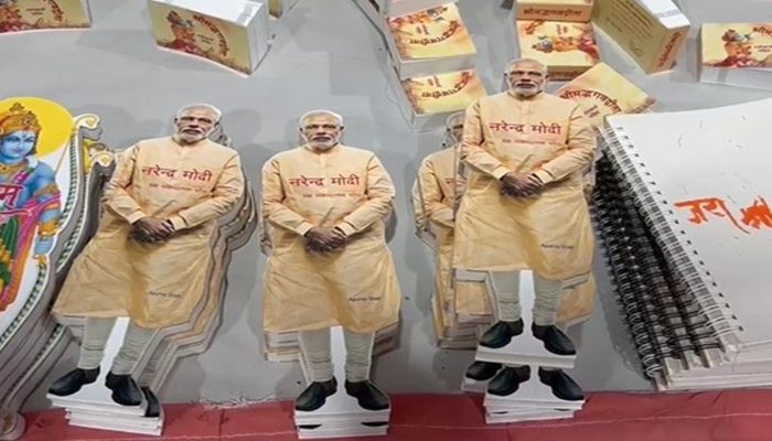 Lucknow : पुस्तक मेले में आकर्षण का केंद्र बनीं 'पॉकेट गीता' और 'पीएम मोदी कटआउट बुक'
