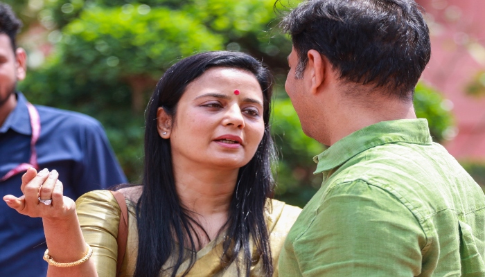 Mahua Moitra Indigo Flight Incident : विमान के अंदर महुआ मोइत्रा के खिलाफ नारेबाजी! इंडिगो फ्लाइट में सांसद से बदसलूकी, मचा हड़कंप- क्या अब आसमान में भी सुरक्षित नहीं नेता?