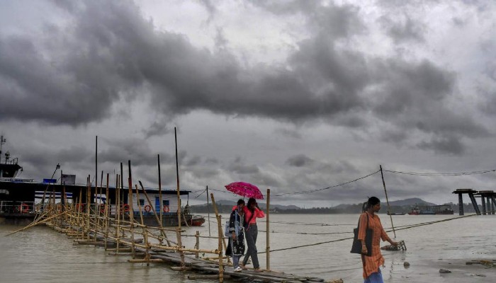 West Bengal Election Voting: मतदान के बीच पश्चिम बंगाल में बदला मौसम, कई जिलों में आंधी व बारिश