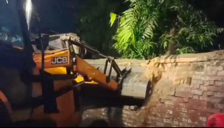 Lucknow के सआदतगंज में दौड़े अधिकारी, तिहरे हत्याकांड में चला bulldozer