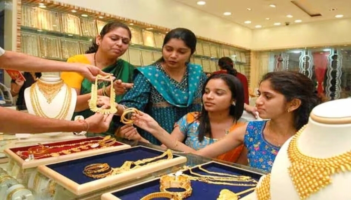 Gold Silver Prices Update: सर्राफा बाजार में शिखर से फिसला सोना, चांदी ने बनाया मजबूती का नया रिकॉर्ड