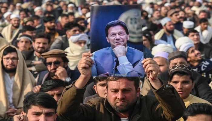 Imran Khan News :पाकिस्तान के अधिकारियों ने इमरान खान की सलामती की पुष्टि की, पीटीआई ने जांच की मांग की