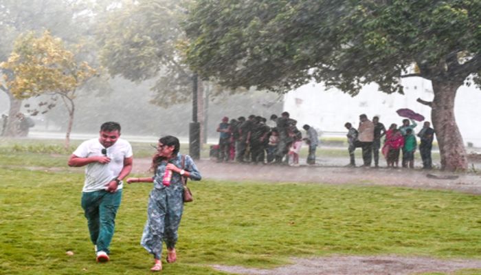 Delhi Weather Update: राजधानी में आंधी के साथ झमाझम बारिश... दिल्लीवासियों को चिलचिलाती गर्मी से मिली राहत