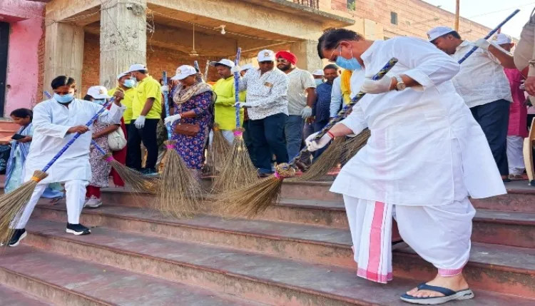 दीपोत्सव से पहले अयोध्या में चला सफाई अभियान, मेयर ने उठाई झाड़ू