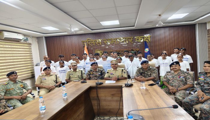 Chhattisgarh : 27 नक्सलियों ने किया आत्मसमर्पण, सभी पर था लाखों रुपए का इनाम