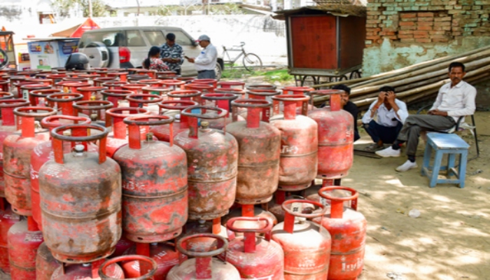LPG Crisis की अफवाहों के बीच सरकार का दावा: पांच हफ्तों में 18 करोड़ सिलेंडर वितरण, OTP सिस्टम से बढ़ी पारदर्शिता