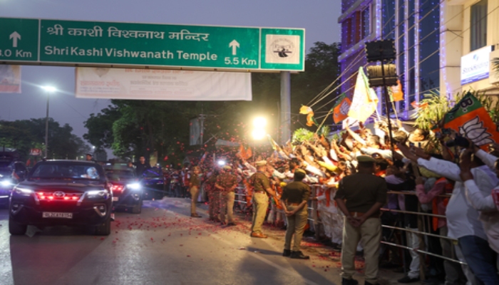 Prime Minister Modi in Varanasi : पीएम मोदी का भव्य स्वागत, ‘हर-हर महादेव’ के नारों से गूंजा पूरा बनारस