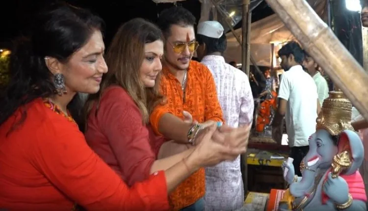 मुंबई में गूंजे बप्पा के जयकारे, एक्ट्रेस ले आईं गणपति को घर
