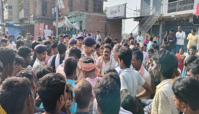 Bihar: भूमि विवाद में बेटों ने की मां की हत्या, गुस्साए ग्रामीणों ने सड़क घेरा, पुलिस से झड़प