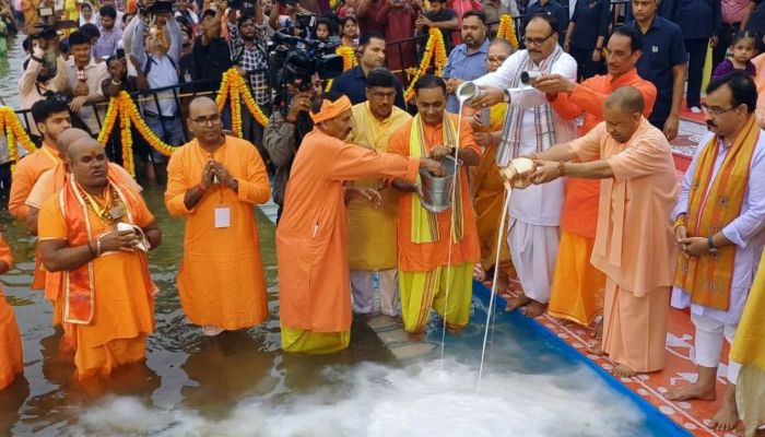 Happy Chhath Puja 2025: लखनऊ में गोमती नदी के तट पर पहुंचे CM योगी, भगवान सूर्य को अर्घ्य देकर की प्रार्थना
