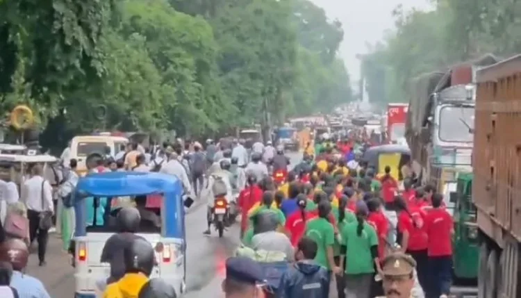 लखनऊः शिक्षकों की कमी से नाराज हुईं छात्राएं, डीएम से मिलने की मांग