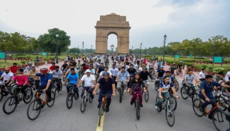 खेल मंत्री की देशवासियों से साइकिलिंग अपनाने की अपील