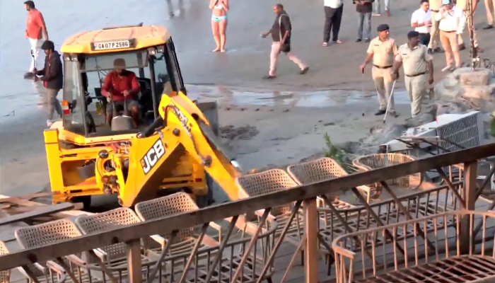 Goa Nightc Bulldozer Action : गोवा में नाइट क्लब अग्निकांड के बाद सरकार का बड़ा एक्शन, लूथरा ब्रदर्स के क्लब पर बुलडोजर चला
