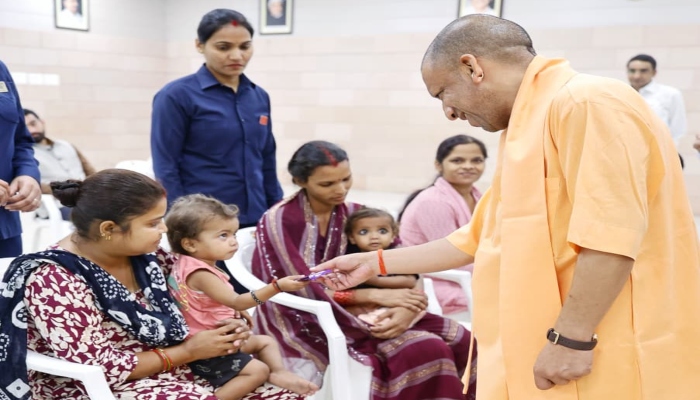 CM Yogi Janta Darshan Lucknow : बंगाल चुनाव प्रचार से पहले सीएम योगी ने सुनीं फरियादें, लापरवाह अफसरों को दी सख्त हिदायत